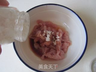 红萝卜炒肉丝的做法步骤：1