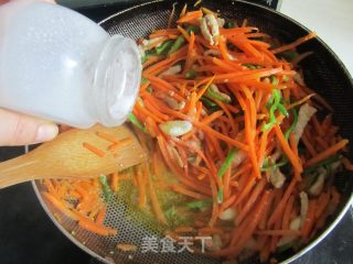 红萝卜炒肉丝的做法步骤：7