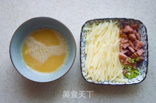 土豆烤肠煎饼的做法步骤：2