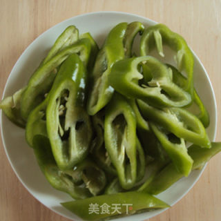 青椒炒肉的做法步骤：2