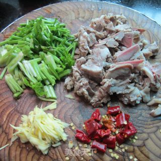 香菜猪头肉的做法步骤：2
