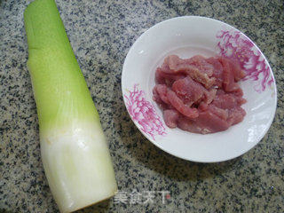 毛豆里脊肉炒茭白的做法步骤：2