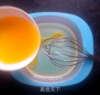 戚风蛋糕8寸的做法步骤：1