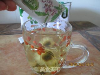 蜂蜜枸杞菊花凉茶的做法步骤：2