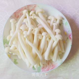 海鲜菇炒蟹柳的做法步骤：1
