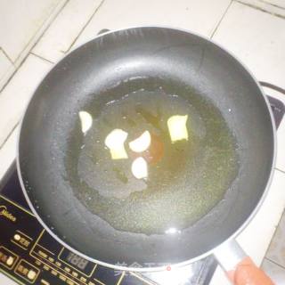 海鲜菇炒蟹柳的做法步骤：4