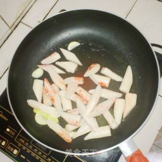 海鲜菇炒蟹柳的做法步骤：5