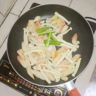 海鲜菇炒蟹柳的做法步骤：9