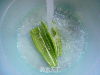 青椒炒韭菜芽的做法步骤：2
