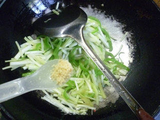 青椒炒韭菜芽的做法步骤：9