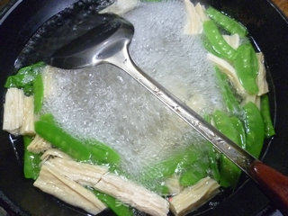 荷兰豆鹅肝炒腐竹的做法步骤：6