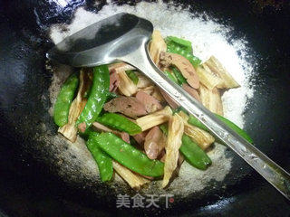 荷兰豆鹅肝炒腐竹的做法步骤：12