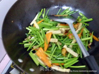 韭菜花香干炒肉的做法步骤：5