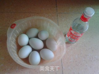操作简单的自制咸鸭蛋的做法步骤：1