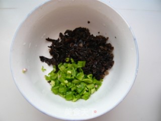 给孩子全面的营养-----木耳虾仁蛋的做法步骤：2