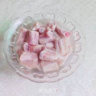 土豆焖排骨的做法步骤：1