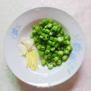 辣椒炒鱼干仔的做法步骤：2