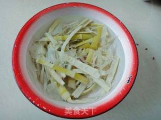 凉拌手撕山笋的做法步骤：1