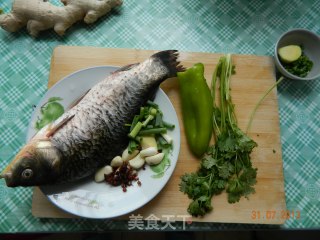 红烧鲫鱼的做法步骤：1