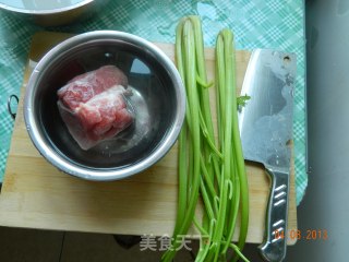 芹菜肉丝的做法步骤：1