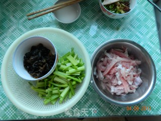 芹菜肉丝的做法步骤：2