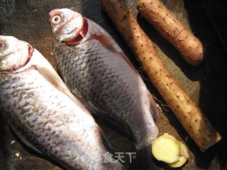 健脾、祛湿鲫鱼淮山汤的做法步骤：2