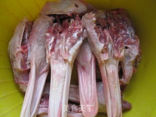 椒盐鸭下爬的做法步骤：1