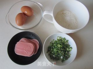 鸡蛋午餐肉卷饼的做法步骤：1