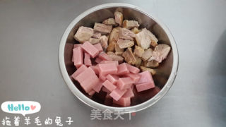 【羊毛兔出品。】腐乳酱油肉炒饭的做法步骤：3