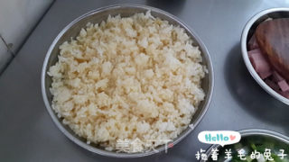 【羊毛兔出品。】腐乳酱油肉炒饭的做法步骤：4