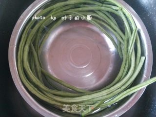 豇豆的创意菜--蝴蝶飞飞的做法步骤：1