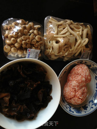 菌菇木耳肉圆汤的做法步骤：1