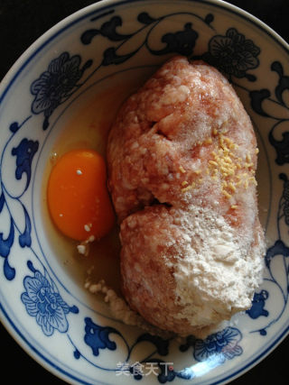 菌菇木耳肉圆汤的做法步骤：2