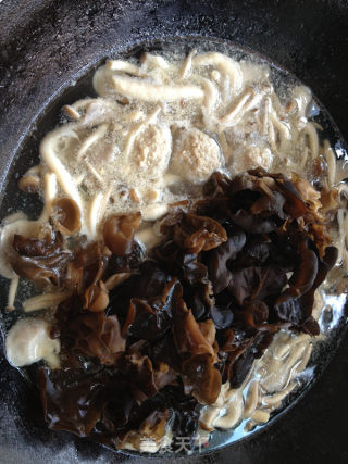 菌菇木耳肉圆汤的做法步骤：5