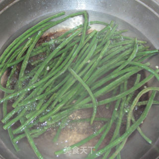 豆角炒肉末的做法步骤：1