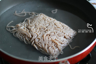 食面埋伏——柠醋百合蜜梨荞麦面的做法步骤：1