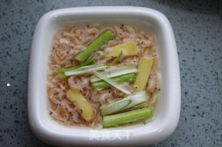韭菜虾皮鸡蛋饼的做法步骤：1