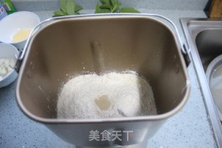 薄荷牛奶面包的做法步骤：2