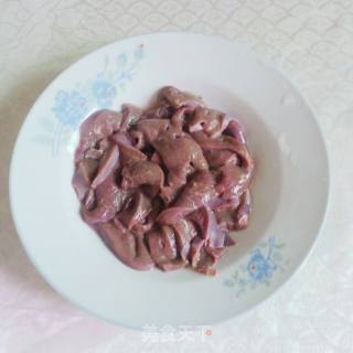 韭菜薹炒猪肝的做法步骤：1