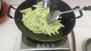 清炒青瓜的做法步骤：1