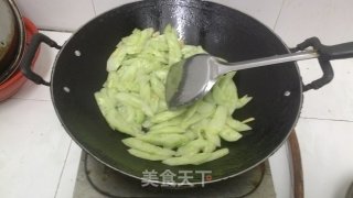 清炒青瓜的做法步骤：2