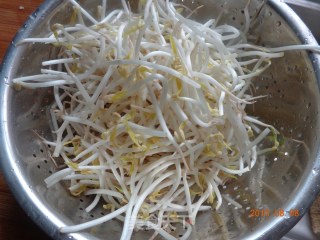 蚝油绿豆芽的做法步骤：1