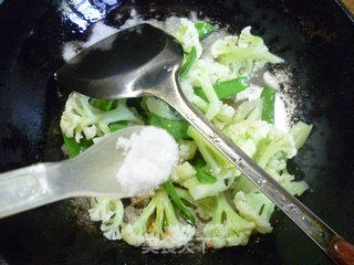 荷兰豆炒花菜的做法步骤：7