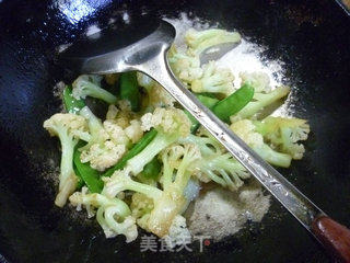 荷兰豆炒花菜的做法步骤：9