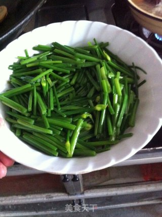 韭菜花炒鲜鱿的做法步骤：3