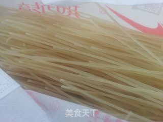 五花肉鲜鱿鱼米粉的做法步骤：1