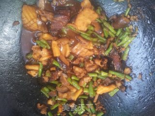 五花肉鲜鱿鱼米粉的做法步骤：3