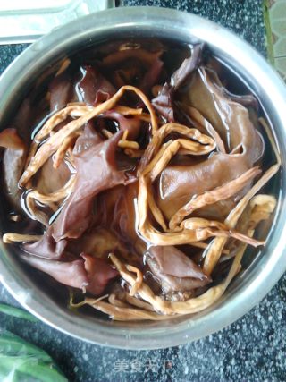 砂锅菌鲜汤的做法步骤：4
