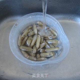 爆炒蛏子的做法步骤：1
