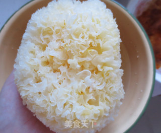 雪梨百合银耳羹的做法步骤：2